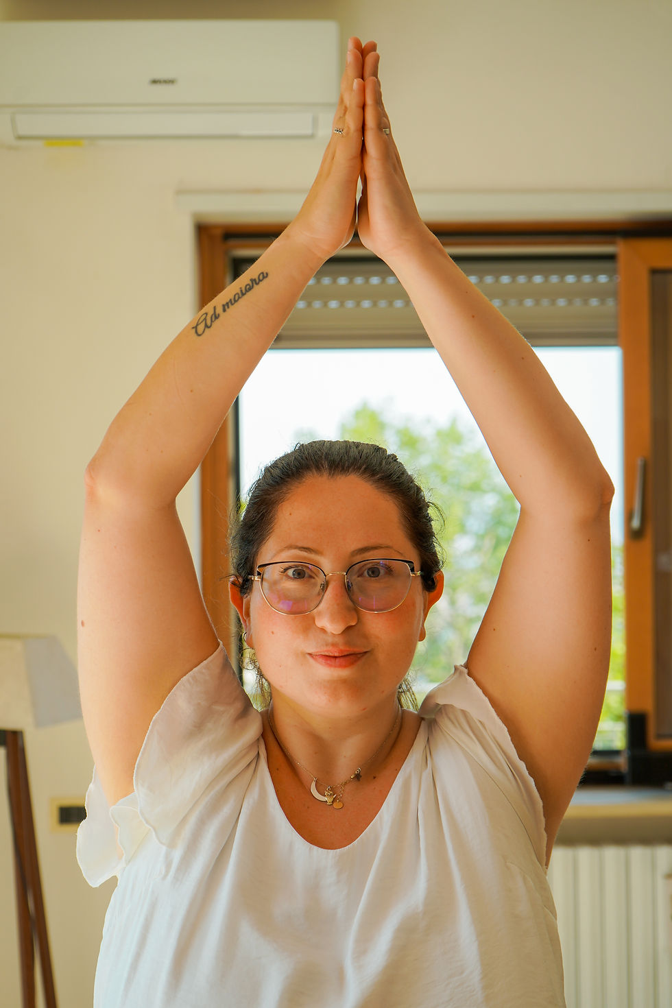 ragazza che fa yoga