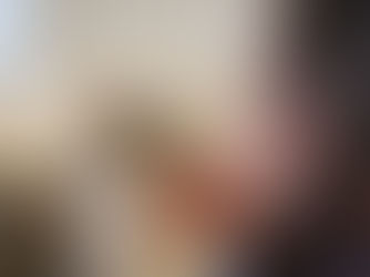 Ragazza che gioca con un gatto