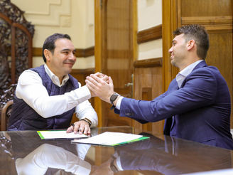 El Gobernador suscribió un convenio con el intendente de Mocoretá para obras urbanas en la localidad