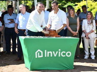 En Tatacuá, Valdés entregó 10 viviendas, anunció otras 20 más e inauguró un cajero automático