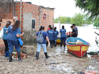 Salud continúa brindando asistencia en los barrios afectados por la inundación