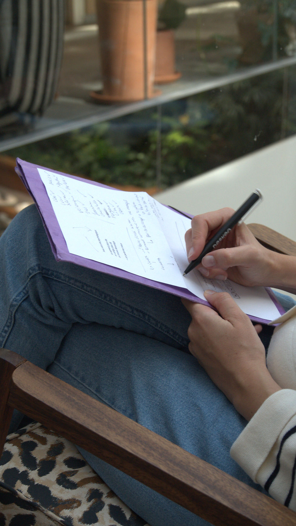 Personne prenant des notes lors d'un coaching en résidence