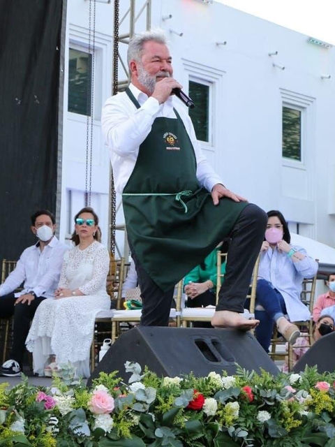 Roberto Contreras recibió su investidura con un delantal y descalzo 