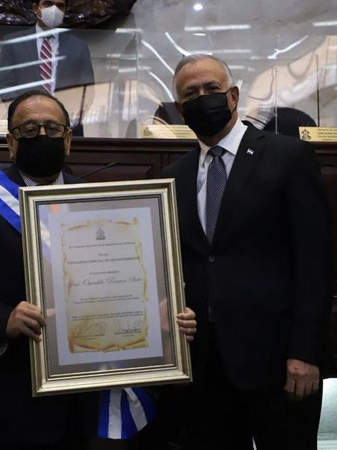 ¡No logró su sexto mandato legislativo! Estuvo 20 años en el CN y hoy recibió Placa de Oro y diploma