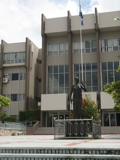 Giran orden de captura contra Juan Orlando Hernández, policía se apresta a detenerlo.