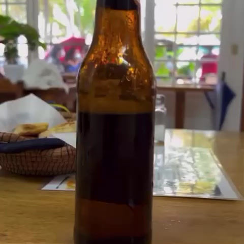 Arianny Tenorio, novia de Luisito Comunica, prueba una  de las cervezas de Honduras