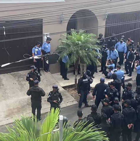 JOH sale de su casa y policias lo arrestan 