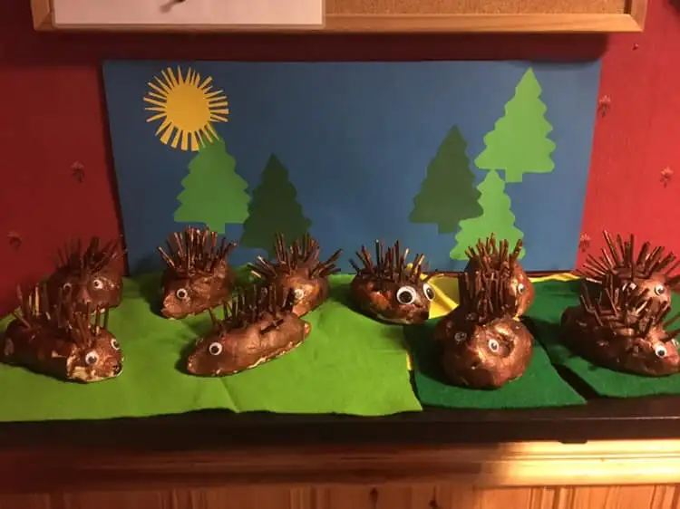 HÃ¥ndlagde figurer av pinnsvin som prukes til samlingsstund.