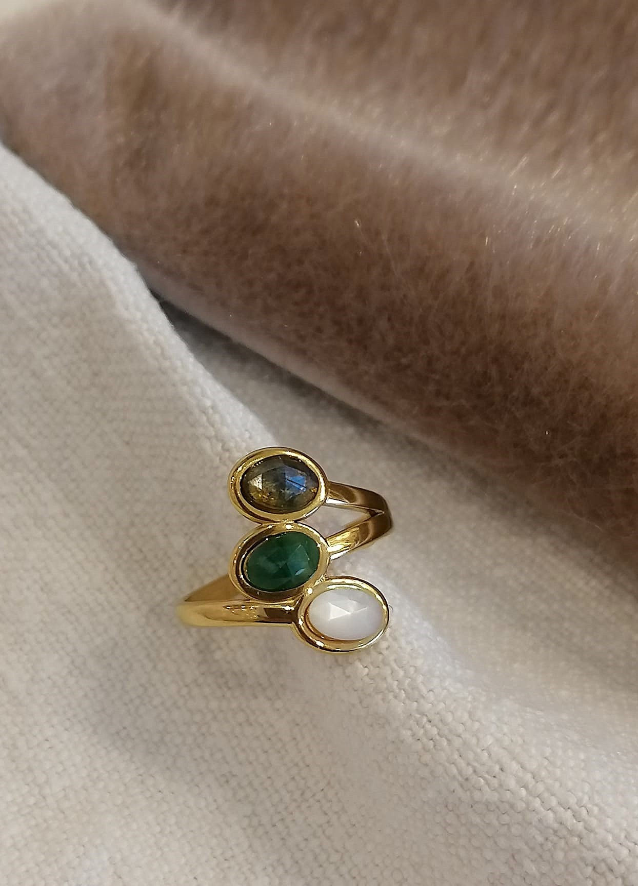 Anel com Labradorite, Esmeralda e Pedra da Lua **O Encanto das Pedras Naturais**