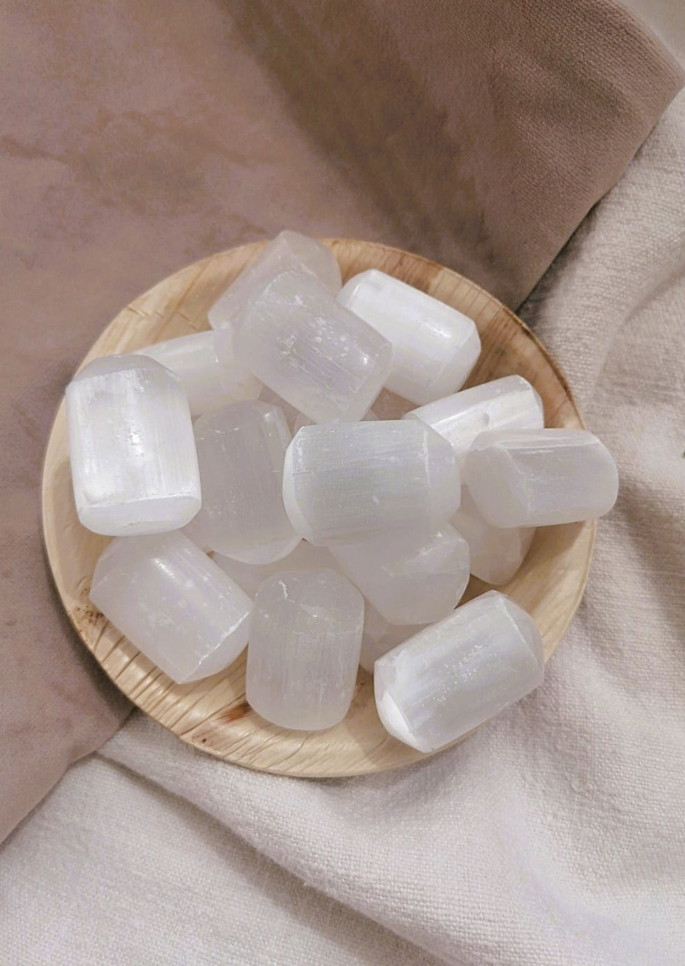 **Selenite Rolada - Mini Massajador: Um Toque de Luz e Serenidade**