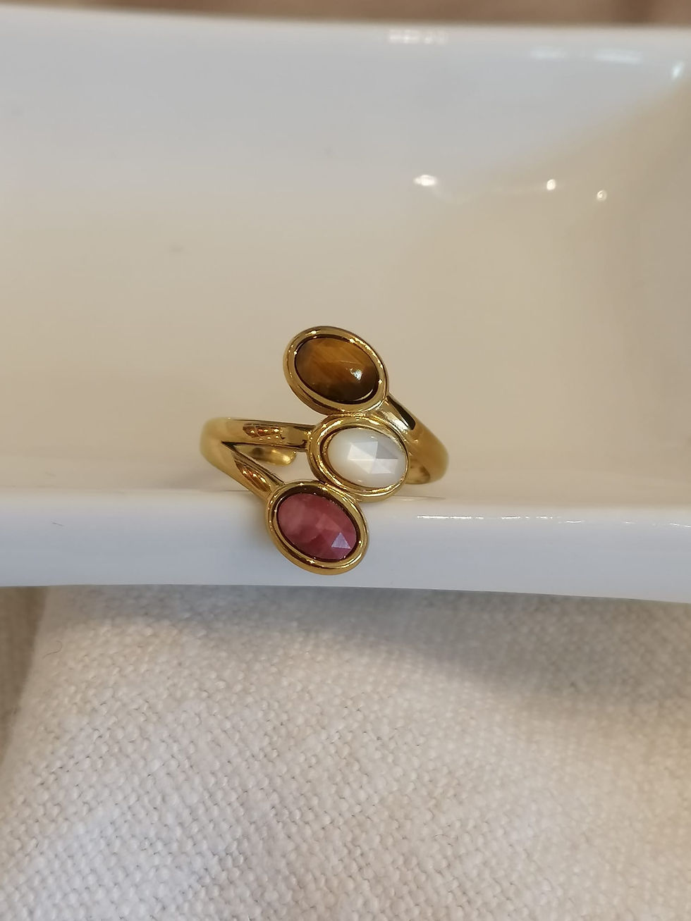 Anel com Rodonite, Pedra da Lua e Olho de Tigre **O Encanto das Pedras Naturais**