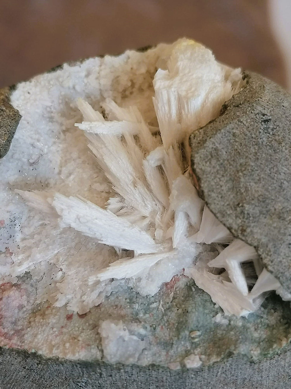 Geode de Natrolite ** A Fonte de Luz e Transformação**