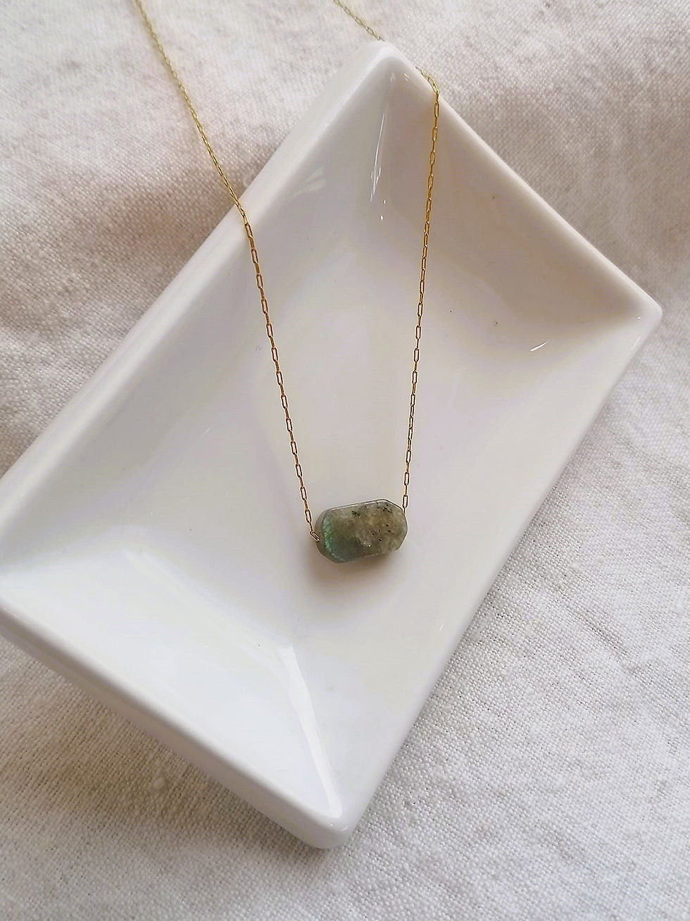 ### Colar com Labradorite: A Energia Mística em Cada Detalhe