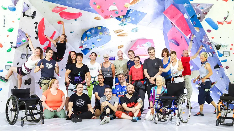 Teilnehmende im Paraclimbing in der Kletterhalle PILATUS INDOOR