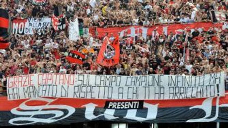 milan-maldini-tiffosi.jpg