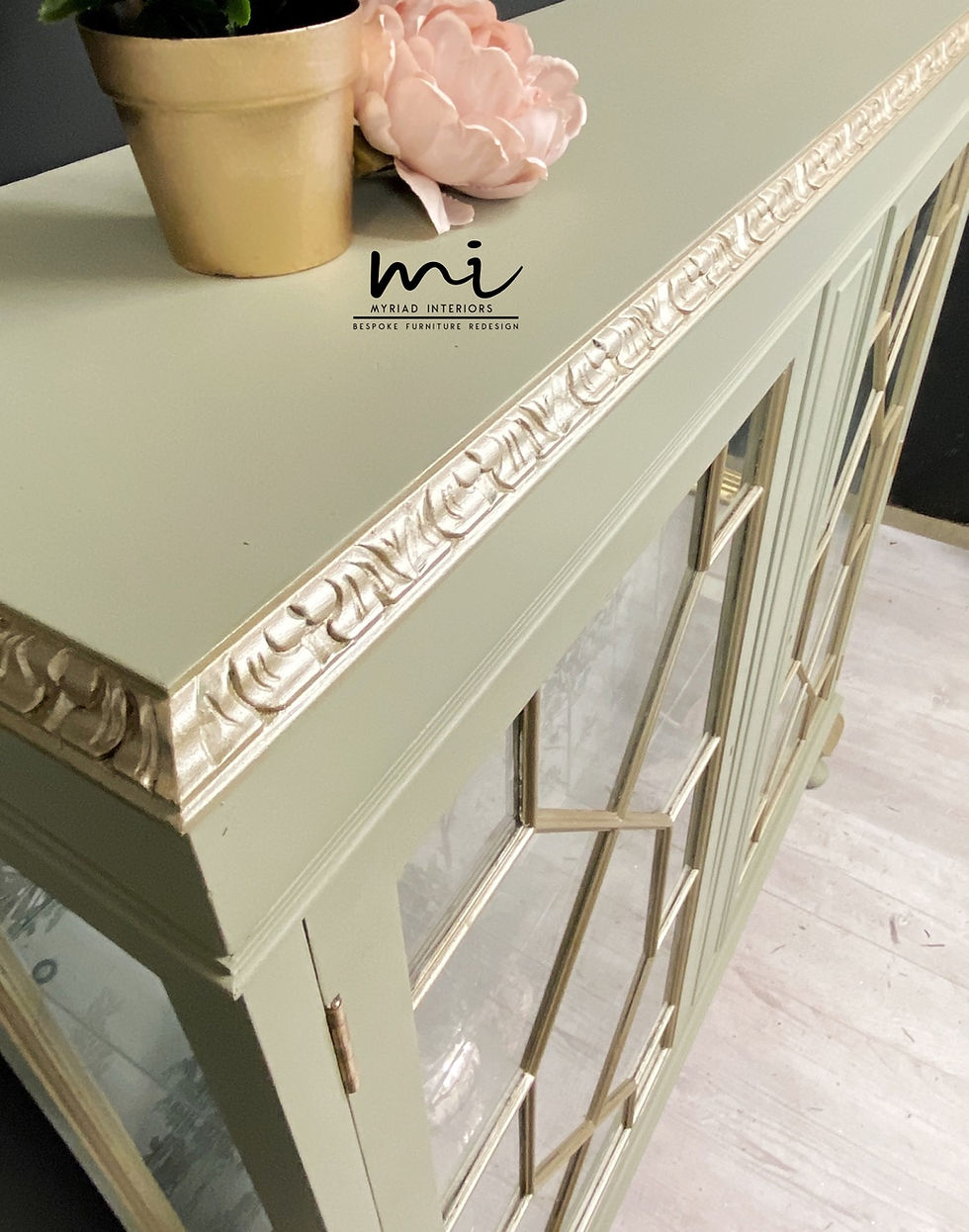 Thumbnail: Vintage display cabinet, gin bar