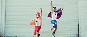 Kinder als Superhelden verkleidet