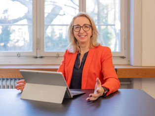 Portrait von Frau in orangem Anzug