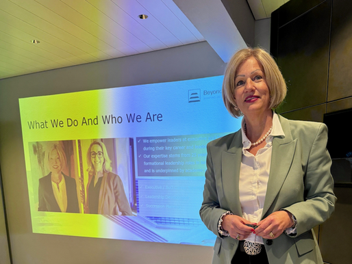 Beraterin präsentiert ‘Who we are’ von Beyond Success, einem Executive Advisory Unternehmen, vor Publikum.