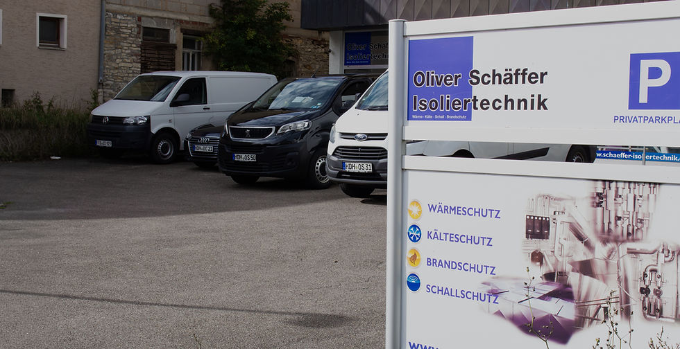 Parkplatz von Schäffer Isoliertechnik mit parkenden Geschäftswägen