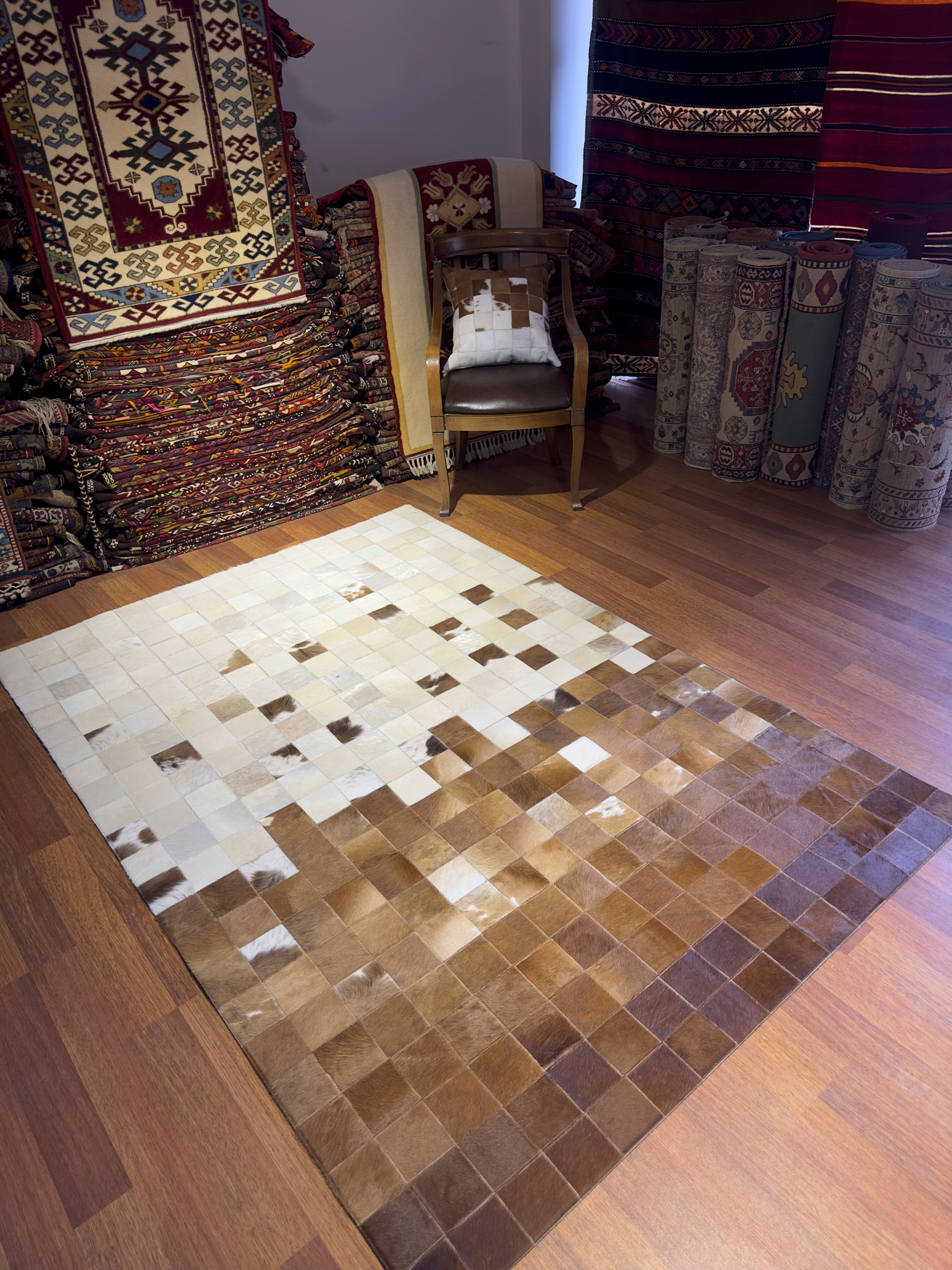 GERÇEK DANA DERİSİ PATCHWORK 03 KAHVE-BEYAZ ÖZEL TASARIM HALI