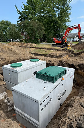 excavatrice qui installe fosse septique et écoflo UV