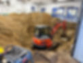 Mini-excavatrice en pleine excavation à l'intérieur