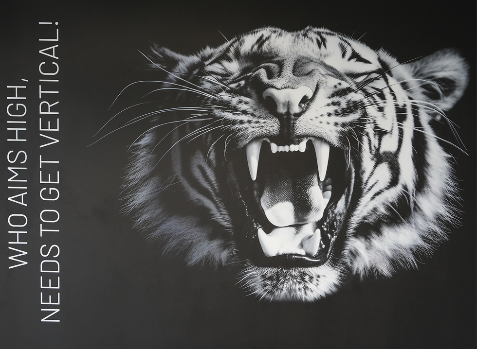Fotorealistischer Wanddruck eines brüllenden Tigers in Schwarz-Weiß auf einer Innenwand