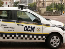 CRIMES POLICIAIS — GCMs são flagrados arrastando e agredindo homem com cassetete em São Paulo
