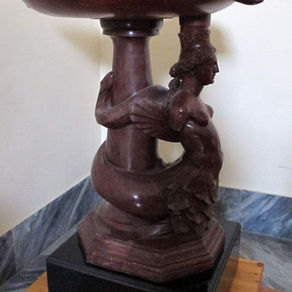 206. FONTANNA Z CZERWONEGO MARMURU