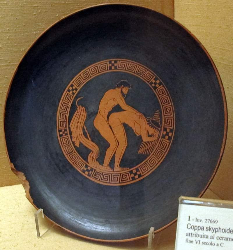 221.  TALERZ z V w. p.n.e.