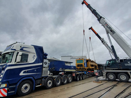 Schwertransport & 2x Tandemhub einer beschädigten Gleisstopfmaschine 38ton