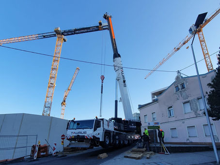 Baukran Demontage unter beengten Verhältnissen