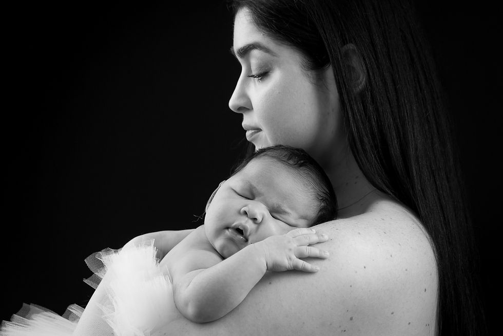 Peau à peau pendant une séance bébé en Studio, un moment de tendresse entre bébé et sa maman