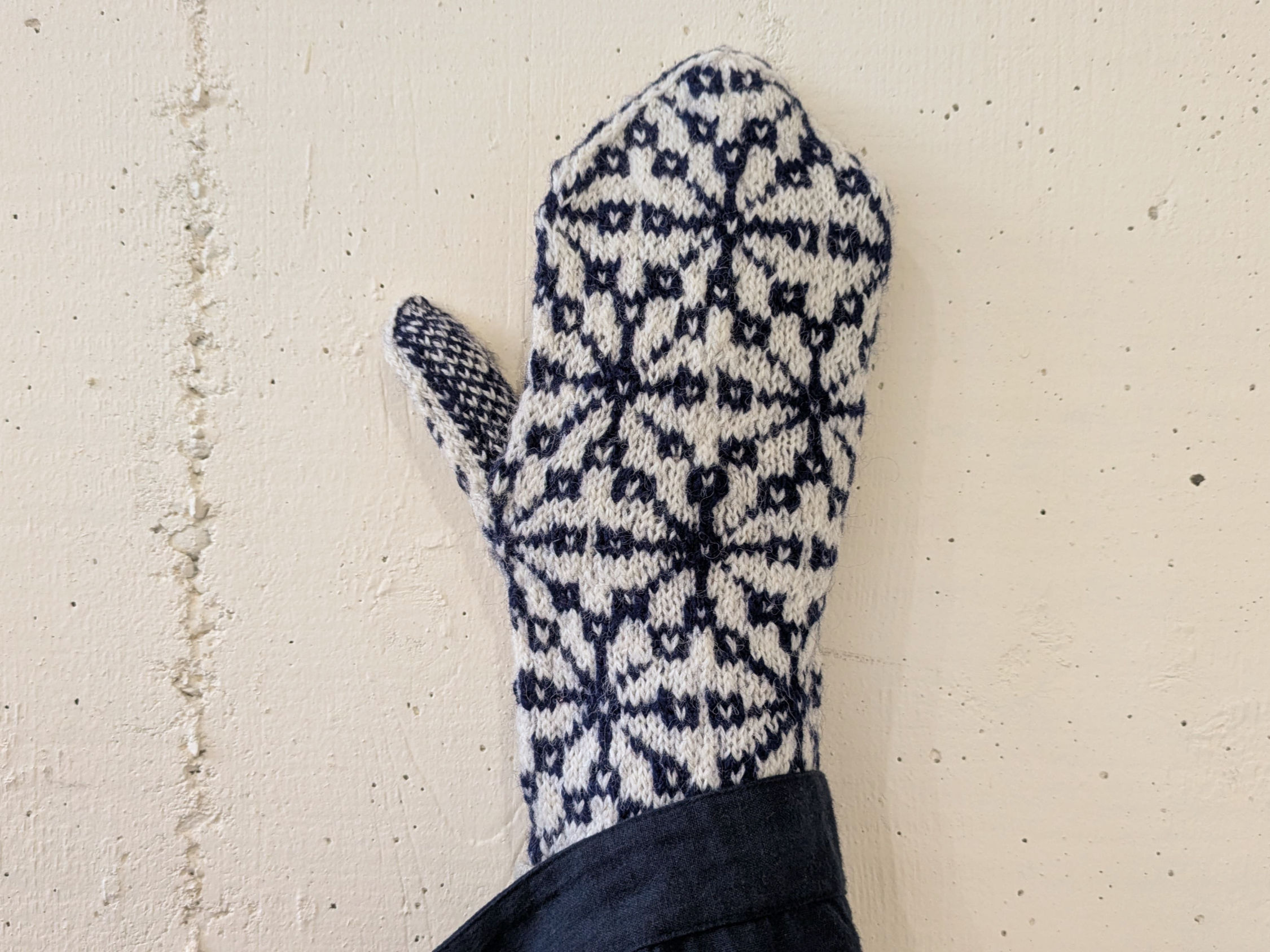 ラトビアの手編みの手袋 ミトン　紺色の雪の結晶風模様