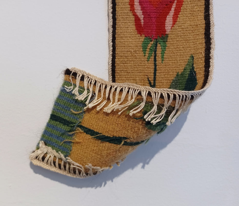 サムネイル： スウェーデン　赤いお花のフレミッシュ織りのタペストリー　北欧の織物