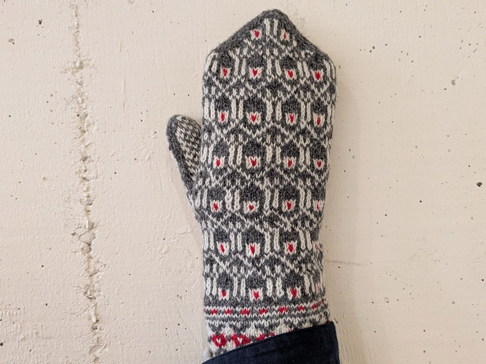 ラトビアの手編みの手袋 ミトン　グレー/レッド