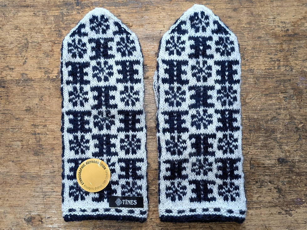 ラトビアの手編みの手袋 ミトン ホワイトベースと紺色