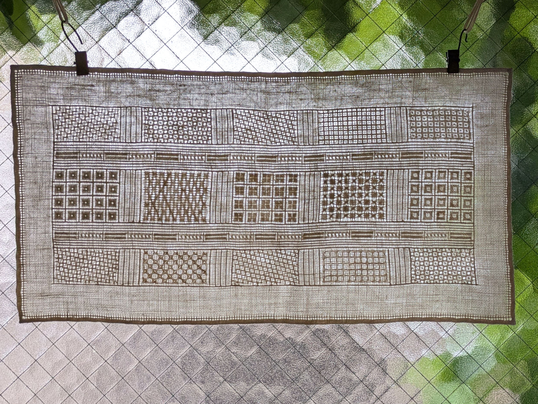 透かしの北欧刺繍 ハーガンダー刺繍のリネンクロス