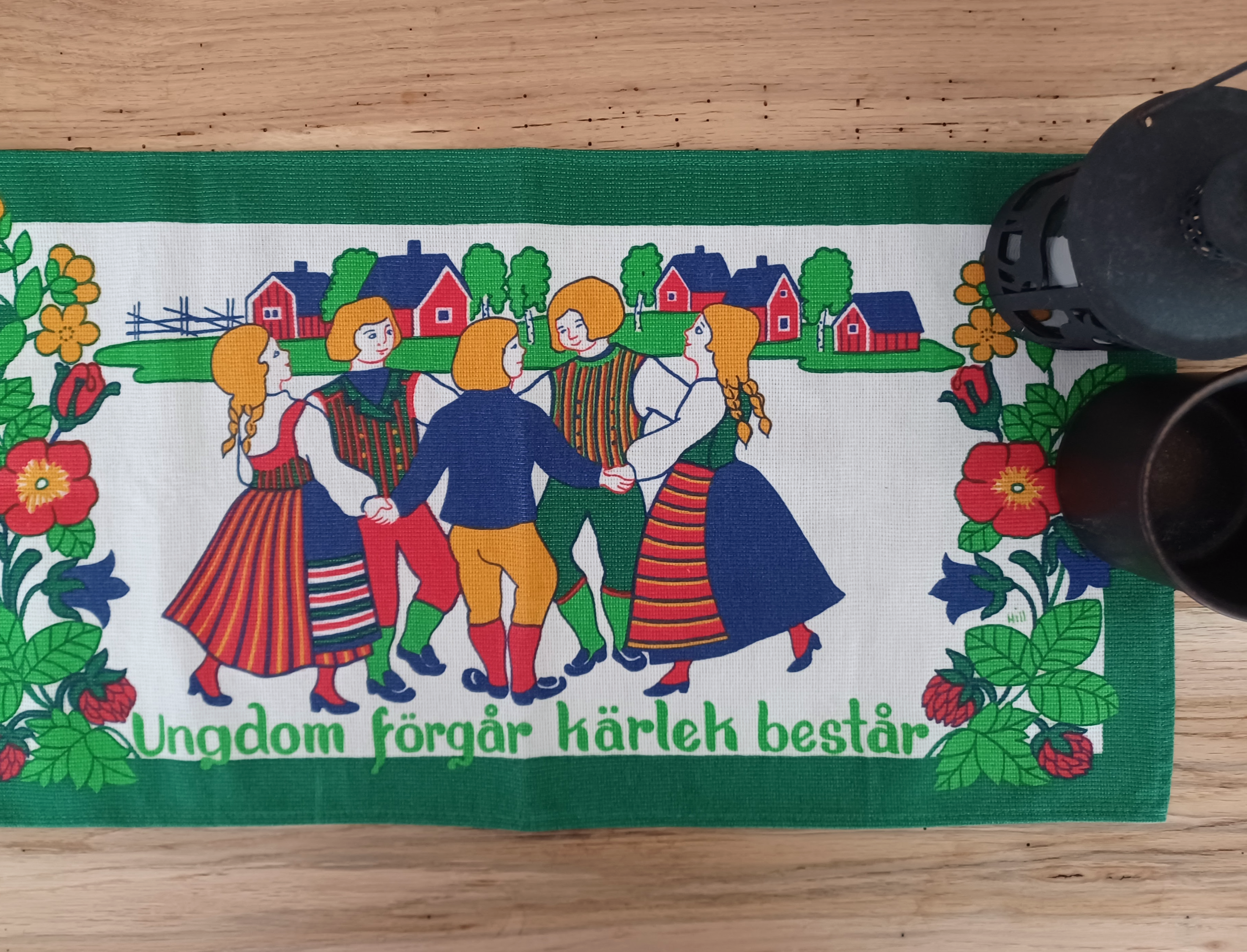 スウェーデン グリーンのフォークロア ヴィンテージクロス Hill