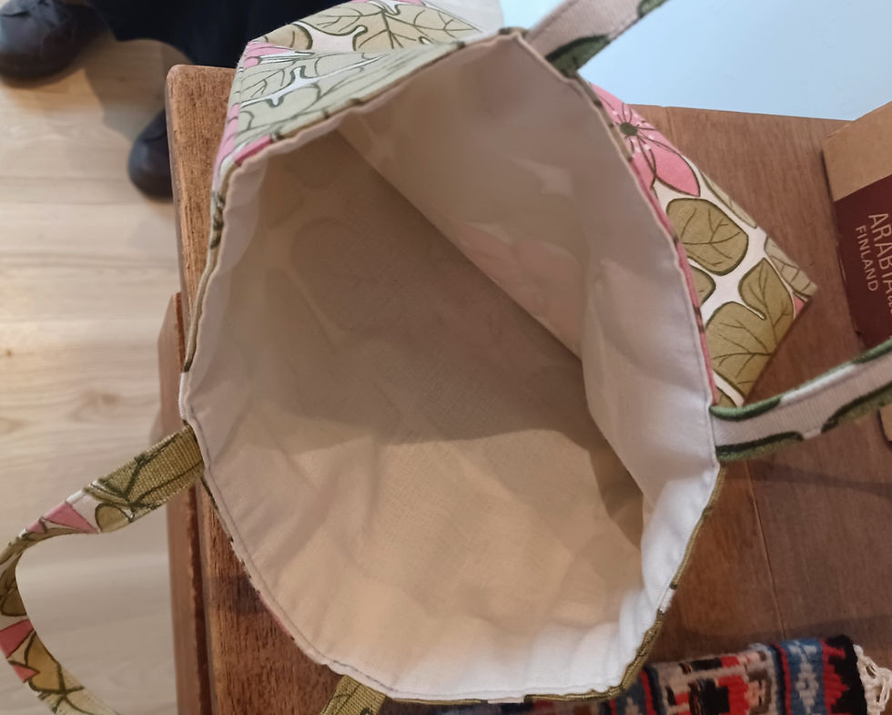 サムネイル： スウェーデン 古いサンプル生地で作った ピンクのお花のトートバック