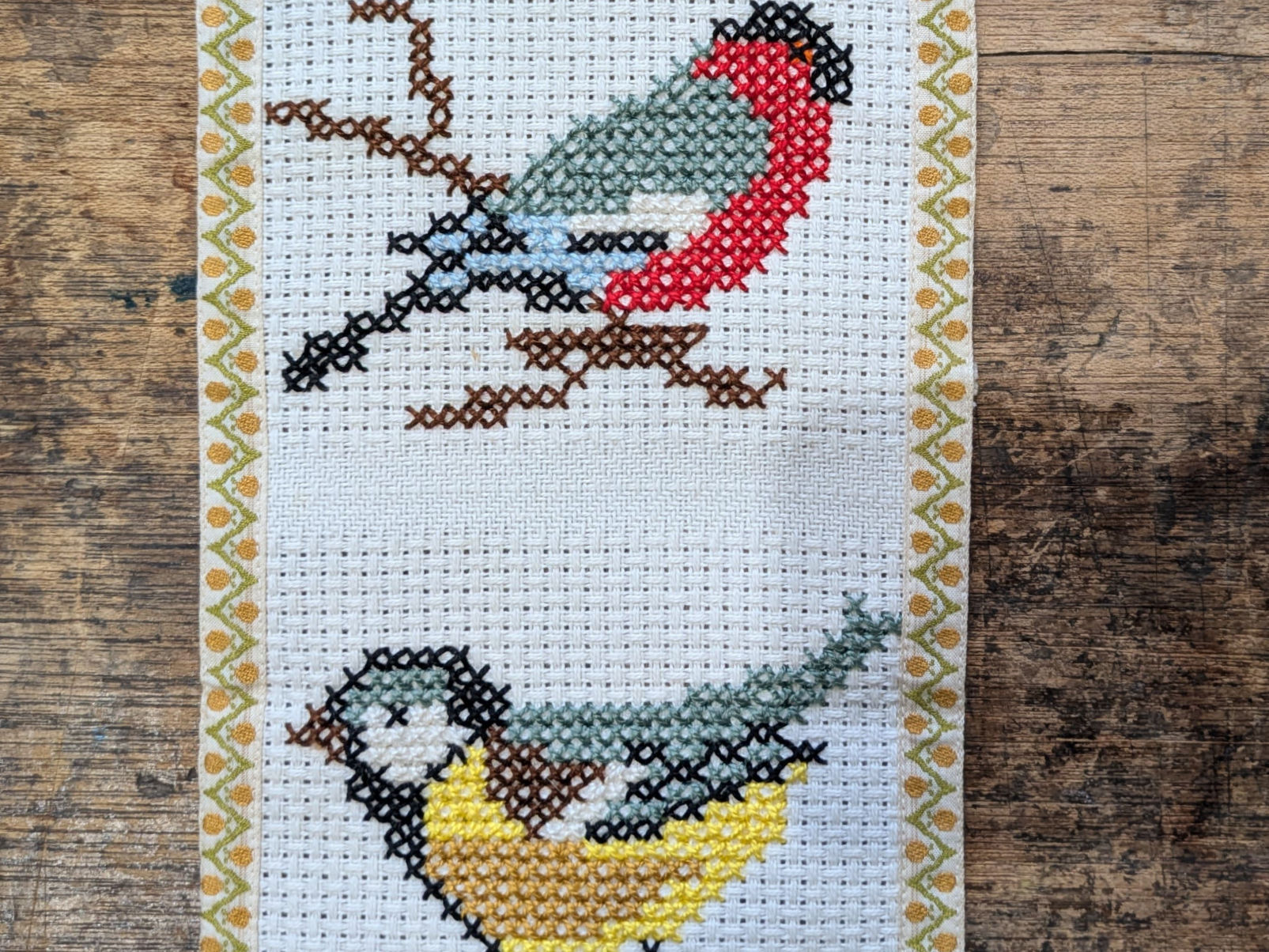 スウェーデンで見つけた小鳥のクロスステッチランナー