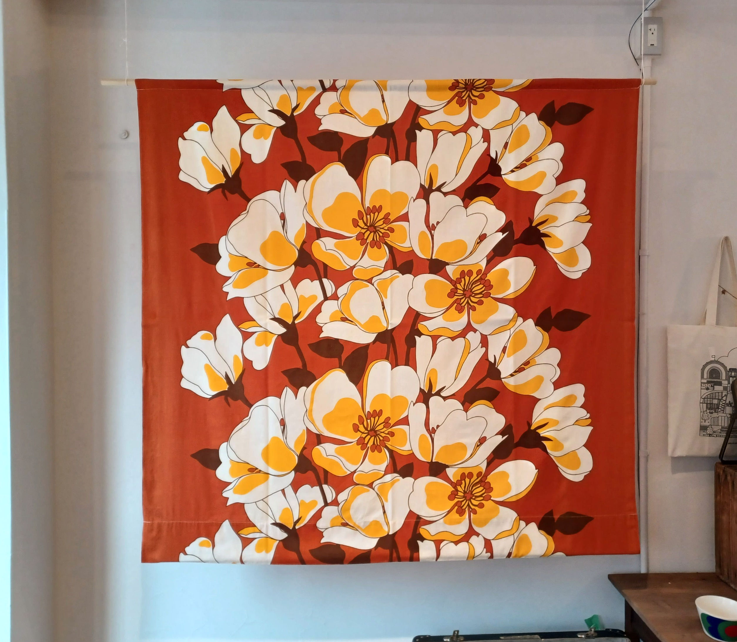 フィンランドで見つけたブラウンに白いお花のヴィンテージカーテン【A】