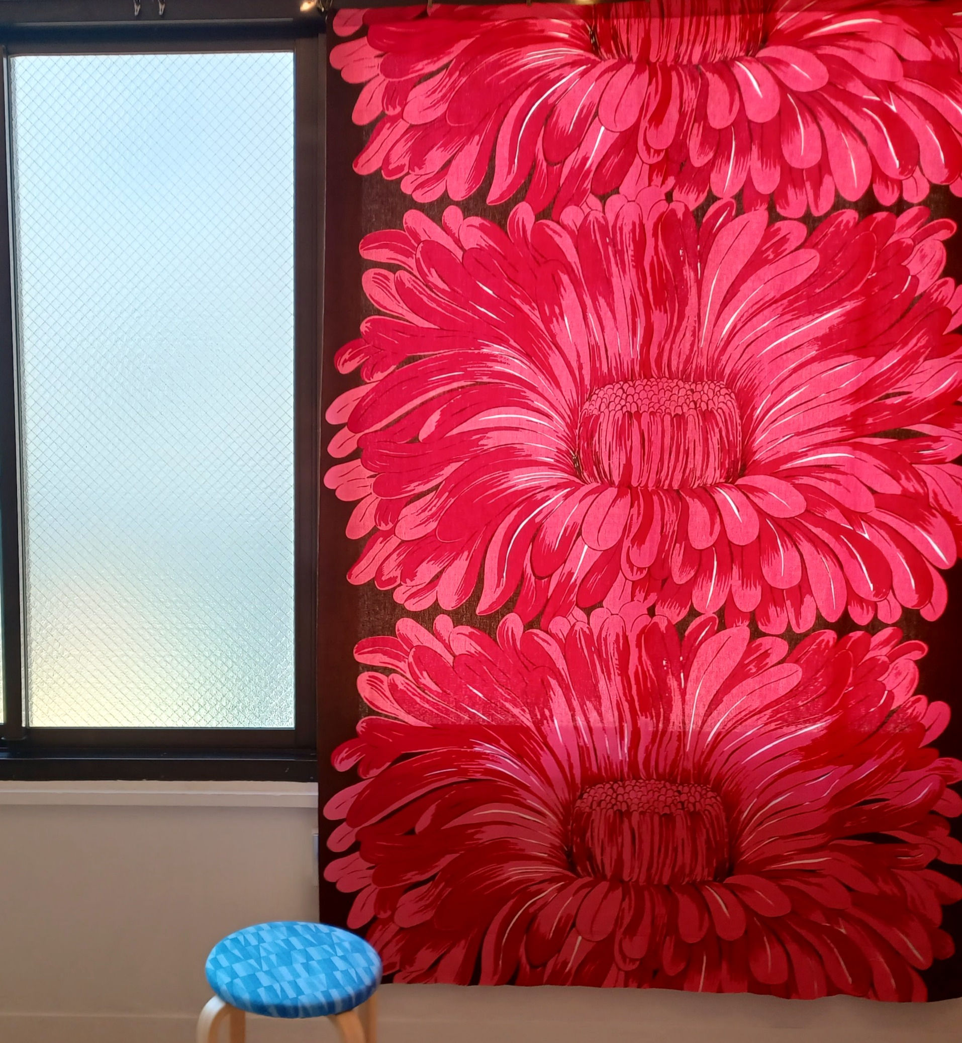 フィンランドで見つけたピンクの大きなお花のヴィンテージカーテン