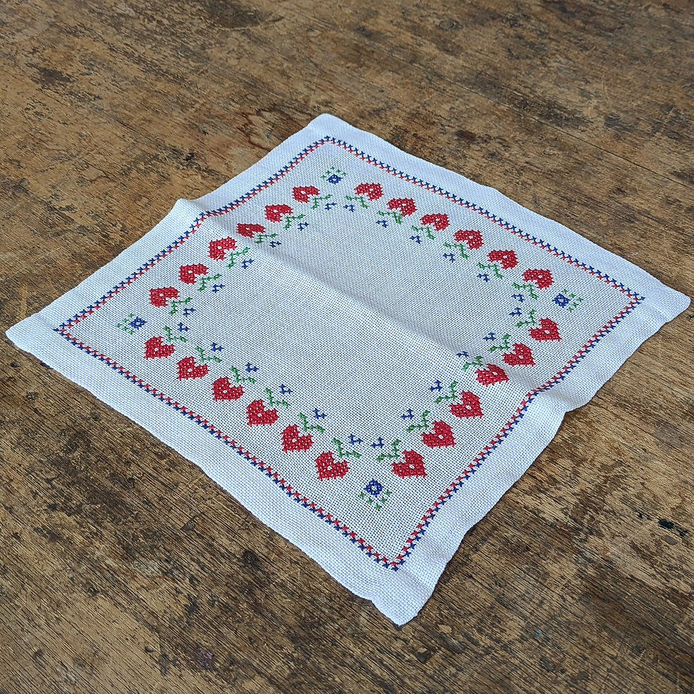 サムネイル： スウェーデンで見つけた 小さなハートのお花模様 小さい刺繍クロス
