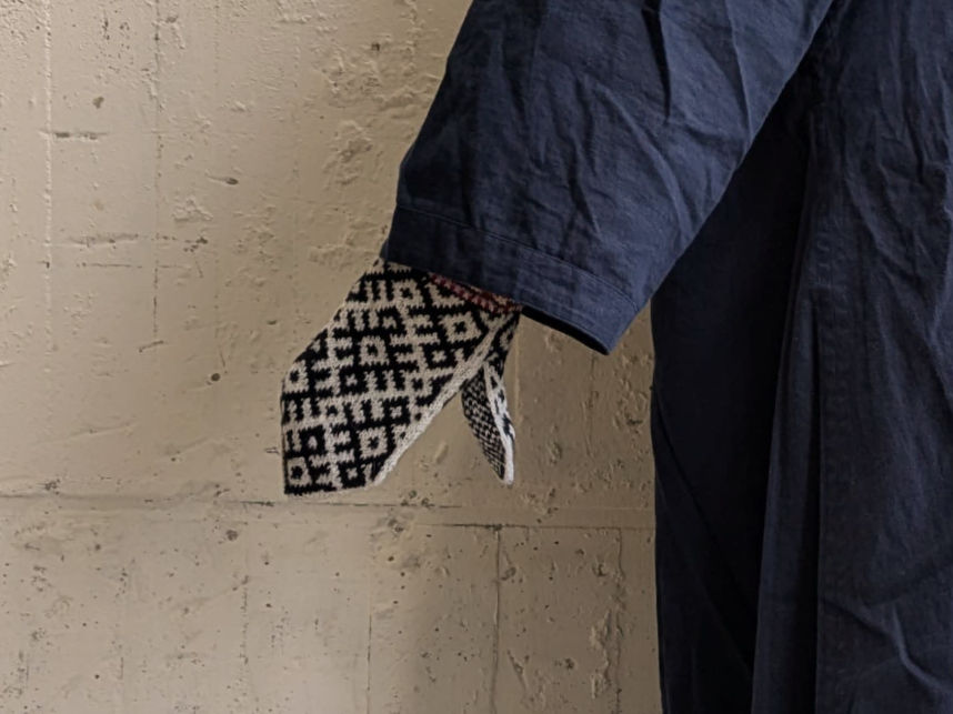 ラトビアの手編みの手袋 ミトン　伝統的なひし形模様