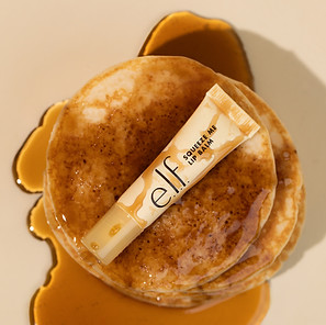 sfeerfoto elf cosmetic lipbalm met pancakes en caramelsiroop