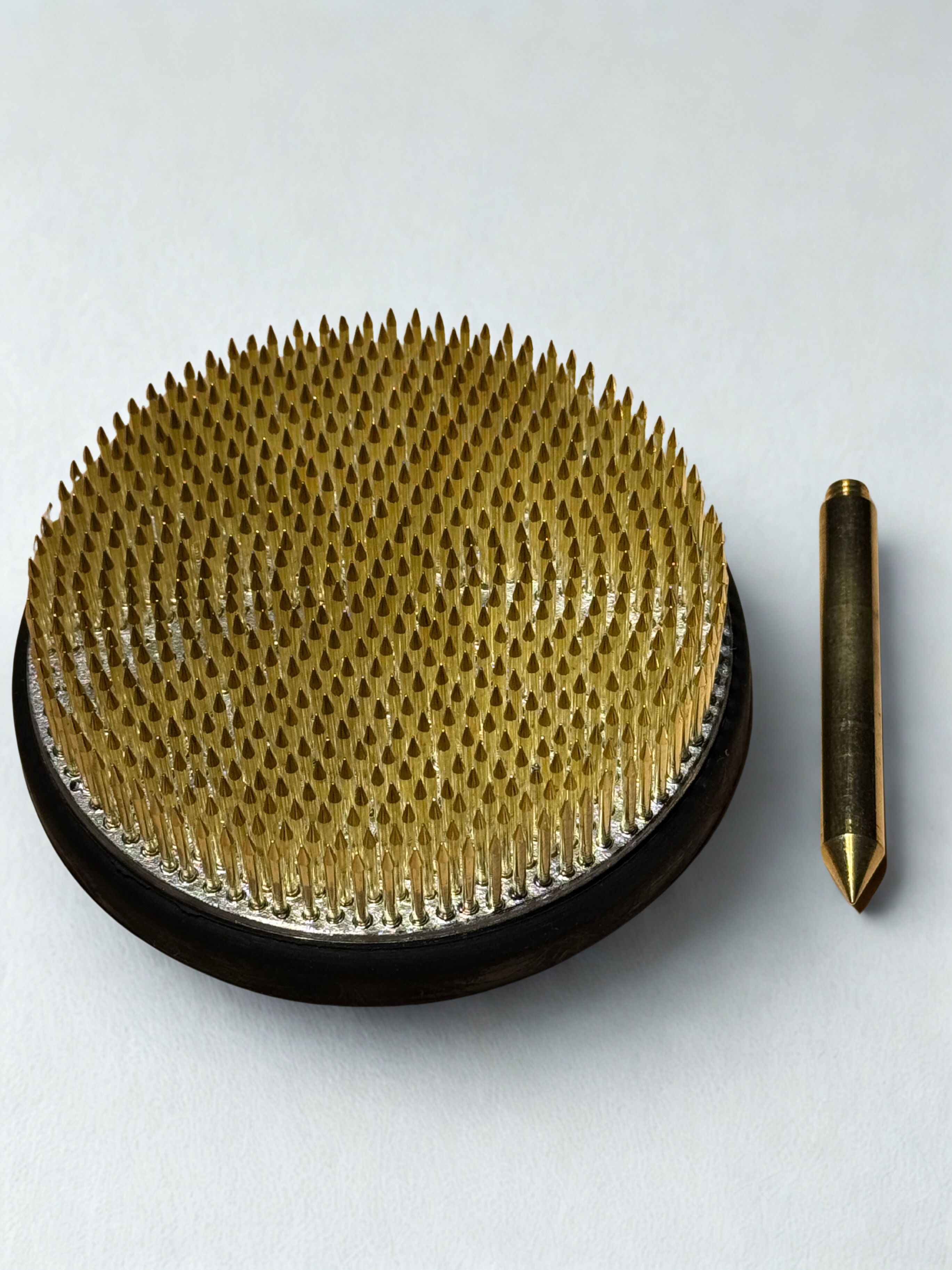 Kenzan #9 for Grassy Plants with Stabilising Post 9 号 草物丸付足