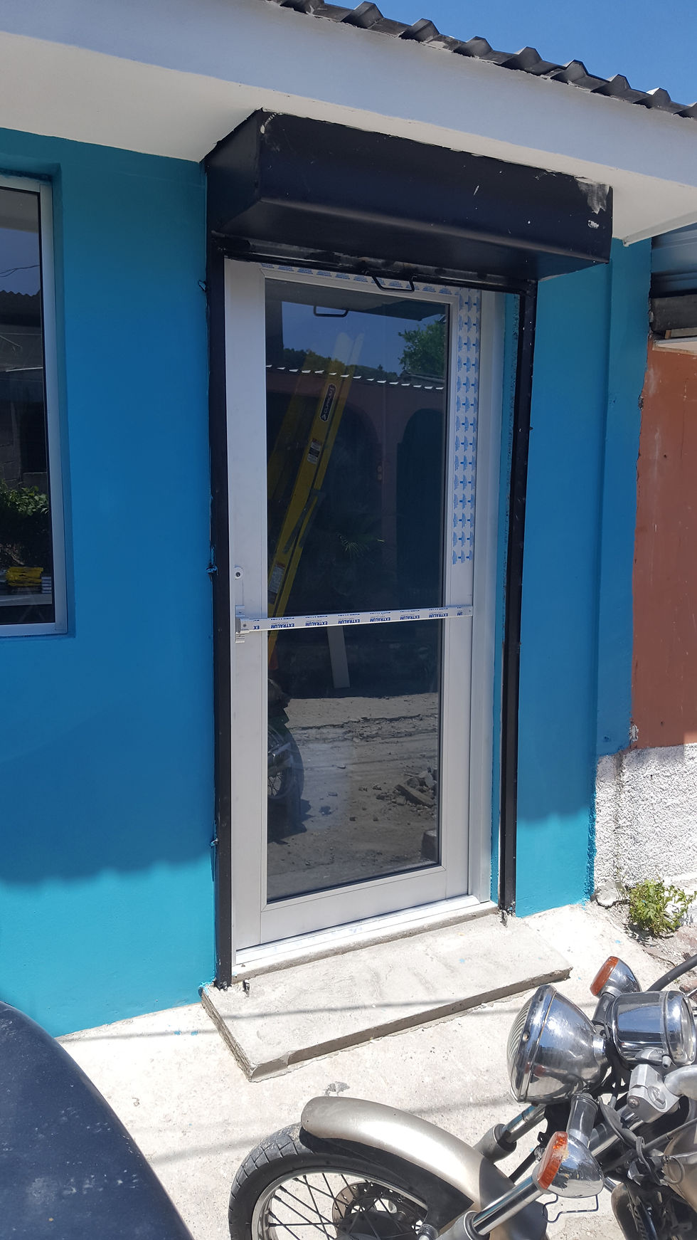 Puerta Abatible para Negocios u Oficinas
