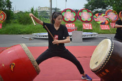 賴雅琪國小畢業後,回到興安國小鼓舞擊樂團的成果發表會,擔任校友團表演。